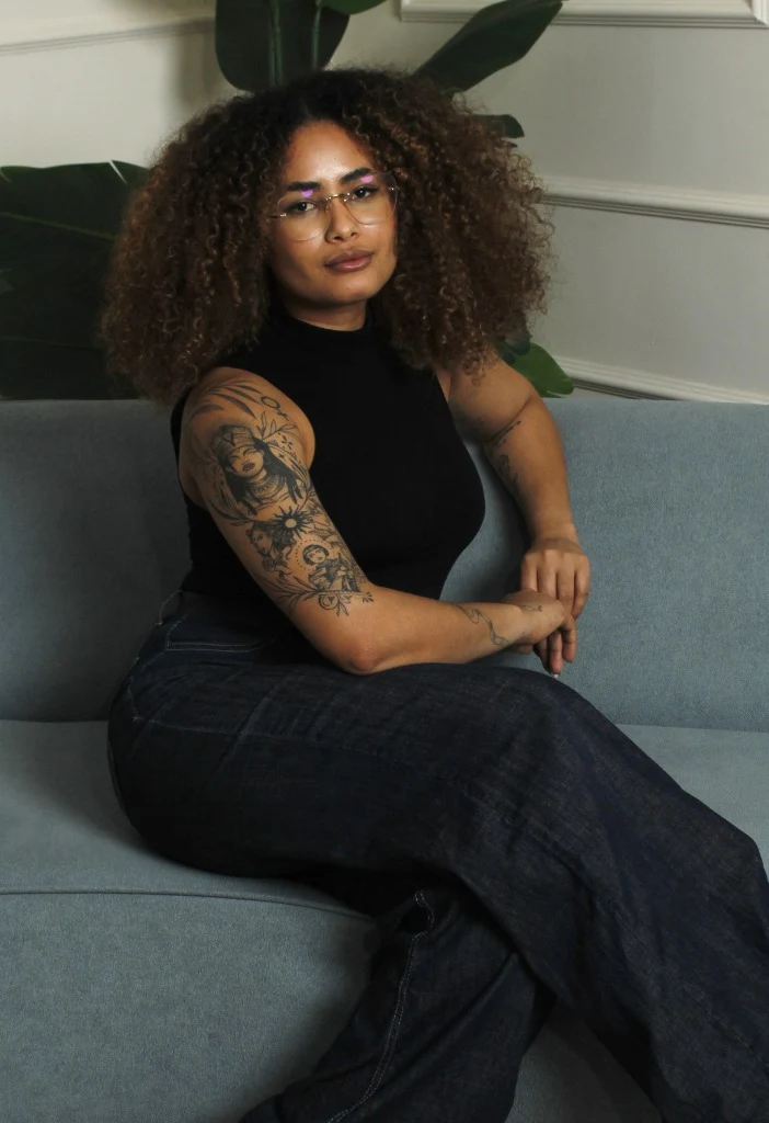 Maíla Medeiros — Estrategista e Diretora Criativa da EMIÒ
